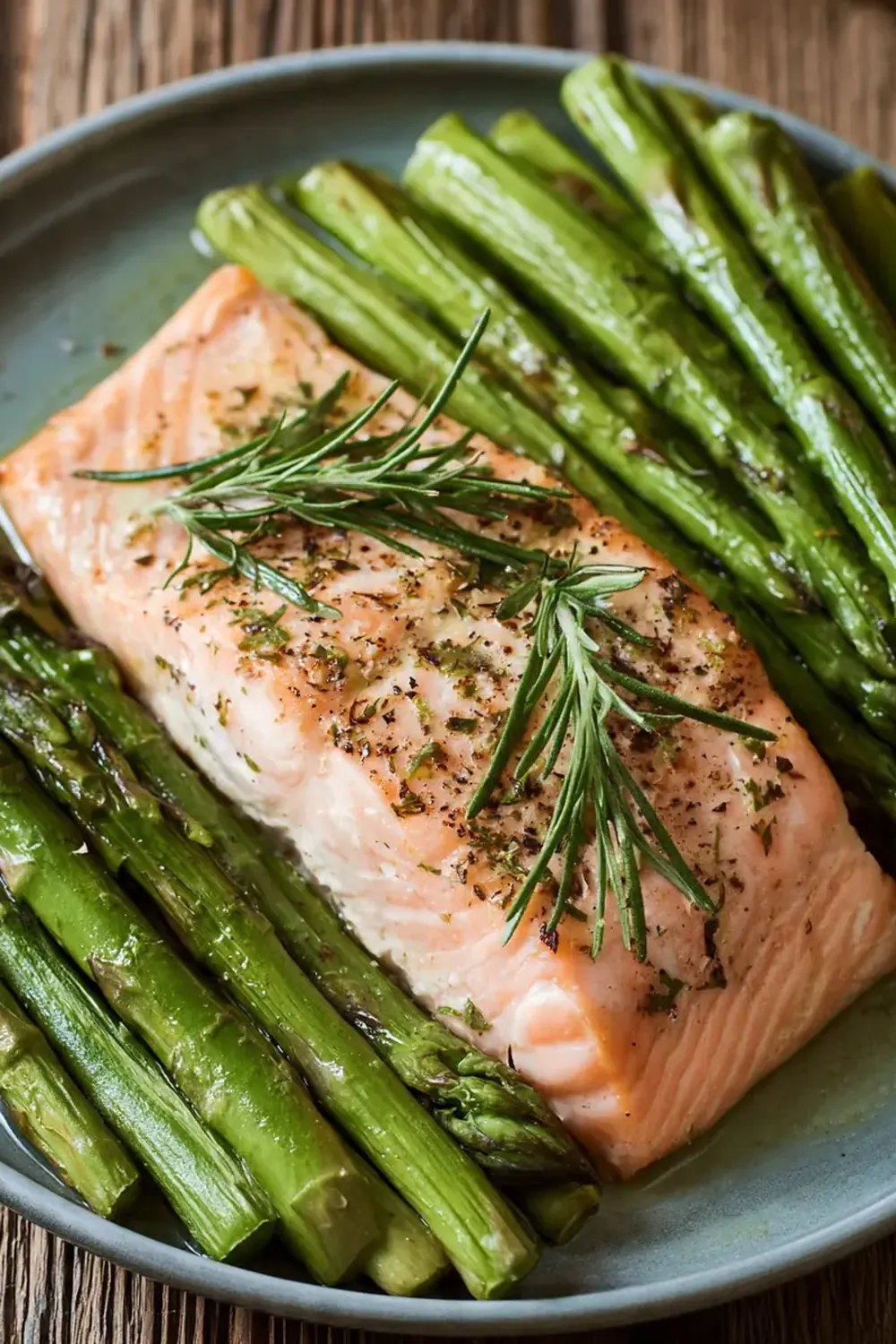 Gebackener Lachs und Spargel (Unter 350 Kalorien)