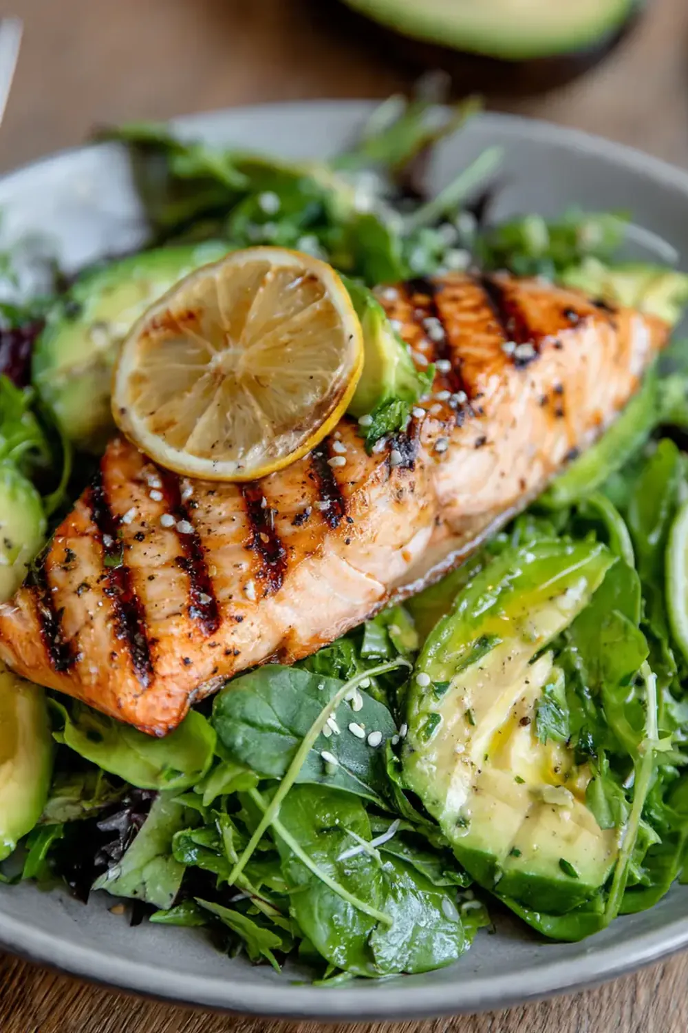 Gegrillter Lachs-Salat mit Avocado und Limette