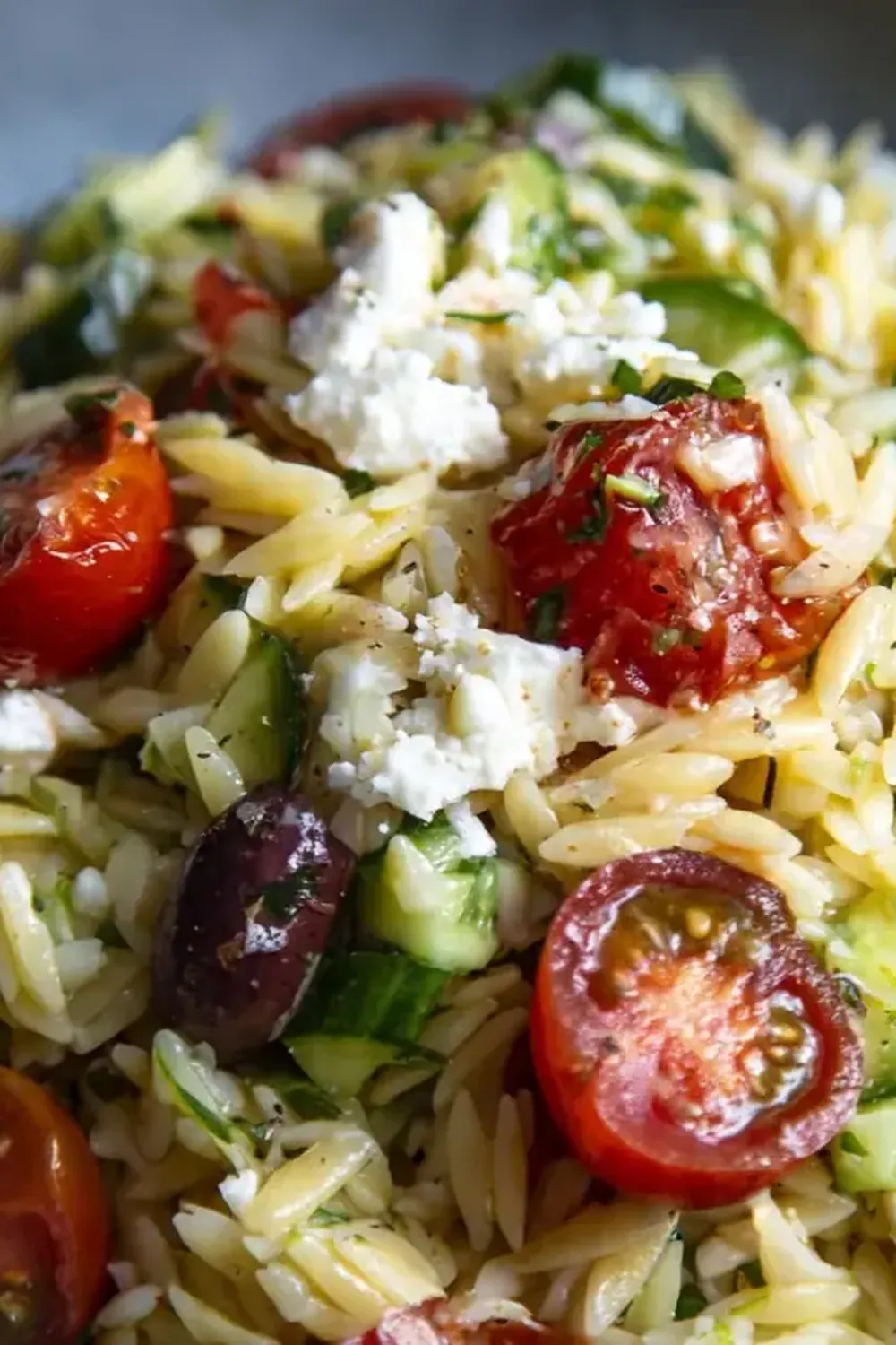 Griechischer Orzo-Salat mit Gurke und Feta