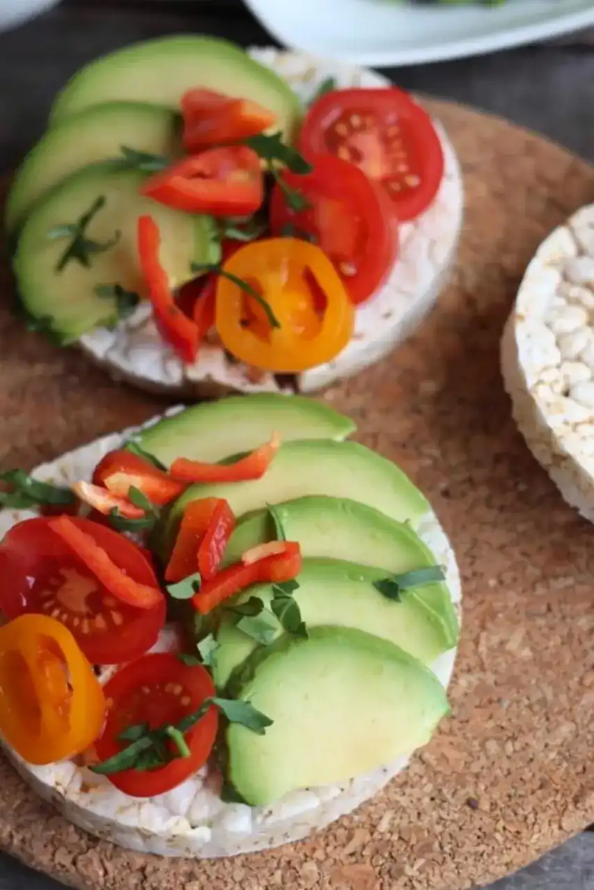 Reiswaffeln mit Avocado und Tomate