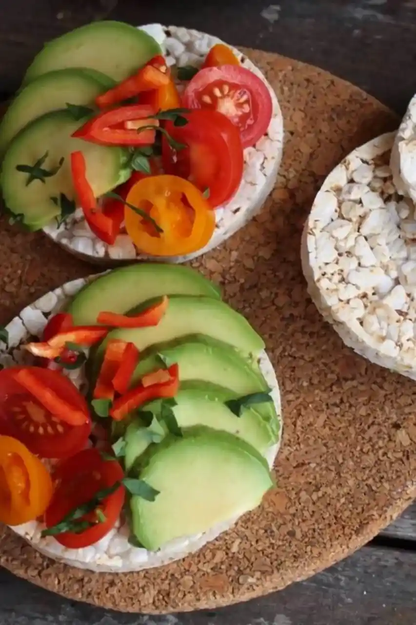 Reiswaffeln mit Avocado und Tomate