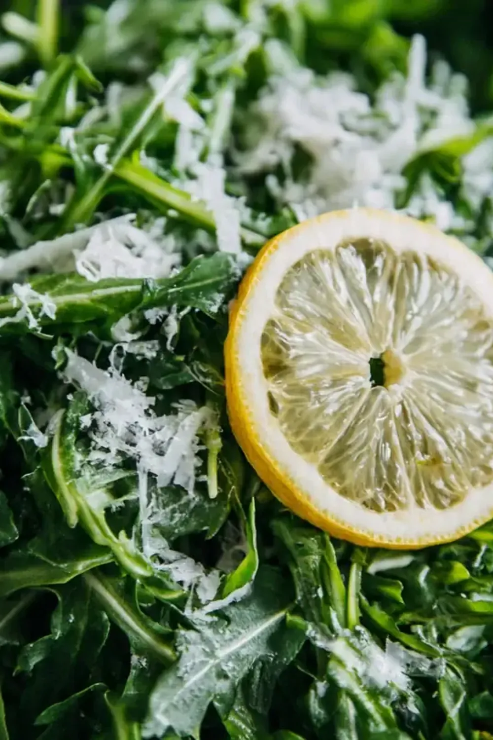 Rucola-Salat mit Parmesan und Zitrone