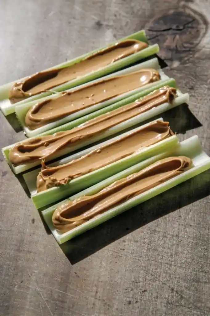 Sellerie-Sticks mit Erdnussbutter