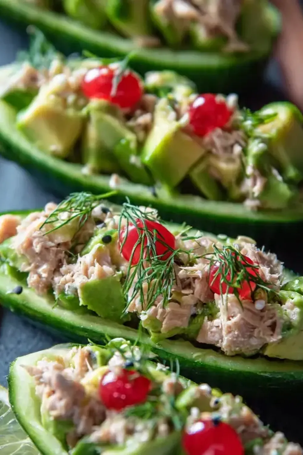Thunfisch und Avocado gefüllte Gurkenboote